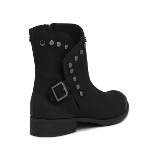 Skórzane czarne botki na płaskiej podeszwie. Zimowe botki z ćwiekami. Botki zapinane na zamek. Botki damskie z regulowaną cholewką. Czarne krótkie botki na zimę. Ocieplane botki damskie na płaskiej podeszwie. Sportowe damskie botki na zimę. Widok z tyłu.