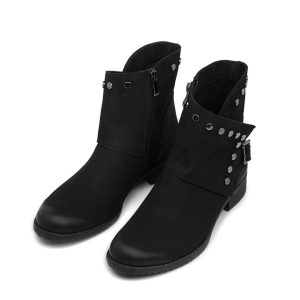 Skórzane czarne botki na płaskiej podeszwie. Zimowe botki z ćwiekami. Botki zapinane na zamek. Botki damskie z regulowaną cholewką. Czarne krótkie botki na zimę. Ocieplane botki damskie na płaskiej podeszwie. Sportowe damskie botki na zimę. Widok z góry.